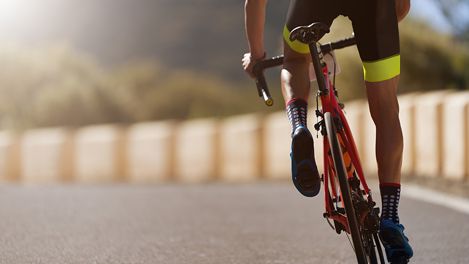 Elitidrottens ansvar rörande ätstörningar. Närbild på en tävlingscyklist som cyklar på en asfalterad väg. 